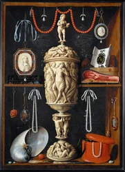 Un armario con objetos de arte