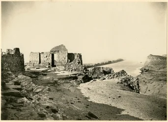 Ruinas del templo, con el Nilo al fondo, Qasr Ibrim, Egipto, fotografía de Georg Steindorff, hacia 1930