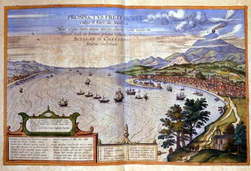 El Estrecho de Mesina - Calabria está a la izquierda mientras que Mesina y el Etna están a la derecha en Sicilia. Atlas de Braun y Hogenberg