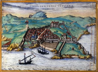 Vista de la ciudad fortificada de Tánger y la costa, Marruecos. Tres barcos están anclados cerca de la costa. En "Ciuitates orbis terrarum Liber primus", por Georgius Braun y Franz Hohenberg, Colonia 1582