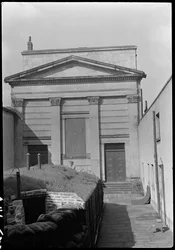 Capilla en Hull Trinity House y estatua frente al este, Kingston upon Hull