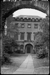 Muro con arco frente al No. 9, The College, County Durham, 1942