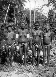 Mujeres en atuendo festivo, Melanesia, 1920
