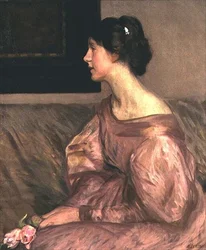 Retrato de una dama sentada, medio cuerpo de perfil sosteniendo dos rosas rosadas y vistiendo un vestido rosado