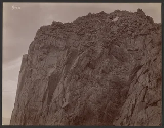 [Cima de la montaña con cobertizo]