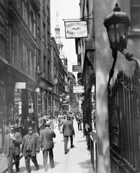 Bow Lane mirando al norte, Ciudad de Londres, c. 1920s