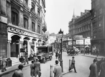 Cannon Street con tienda Lyons, hotel y estación, Londres, c1920-c1930
