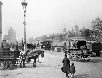 Carros fuera de la Torre de Londres, c1930