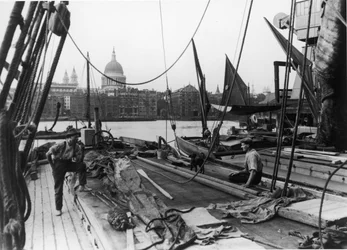 Hombres en una barcaza del Támesis, South Bank, Lambeth, Londres