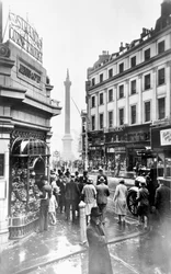La Columna de Nelson, The Strand y Lyons Cornor House, Westminster, Londres, antes de 1933