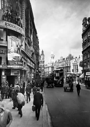 Gente caminando frente al Teatro Astoria en Charing Cross Road, Westminster, Londres, principios de 1930s