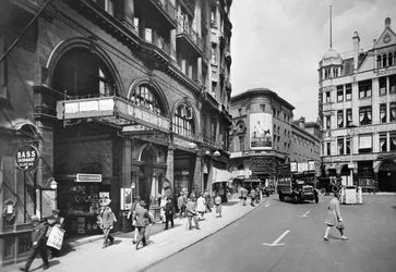 Estación de Piccadilly Circus, entrada de Haymarket, Westminster, Londres, c. 1930s