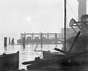 Amanecer sobre el muelle de Lambeth mirando al este, Londres, principios de los años 1930