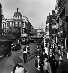 The Strand con el Teatro Gaiety a la izquierda y St Clement Danes, Westminster, Londres, c. 1920s