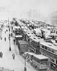 Atasco en el Puente Blackfriars, Londres, c. 1935