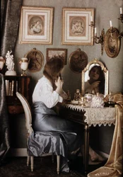 Mujer con su tocador - autochrome por G. Henry, c. 1910