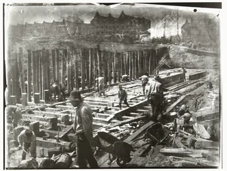 Trabajadores de la construcción en el trabajo en un pozo de construcción en Van Diemenstraat en Amsterdam