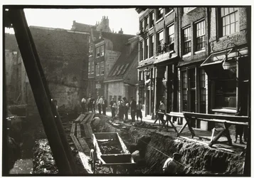 Trabajadores de la construcción en y sobre un sitio de construcción en Nieuwendijk en Amsterdam