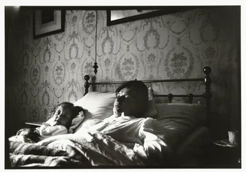 Marie Breitner y una chica despertándose en la cama