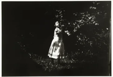 retrato, de, un, niña, en, un, jardín