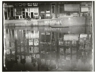 Reflejo de casas de canal en el agua en Singel 377 a 385 en Amsterdam
