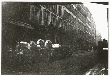 Vista de la calle con caballos y carruajes en París