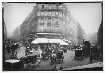 Vista de la calle de una concurrida intersección en París