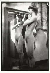 Desnudo femenino frente al espejo