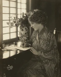 Mary Pickford, vistiendo un kimono, escribiendo en un escritorio, c.1918 (fotografía en b/n)