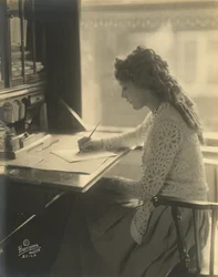 Mary Pickford escribiendo en un escritorio, c.1918 (fotografía en b/n)