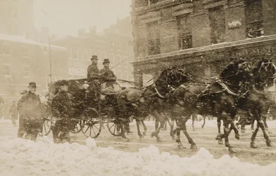 William Howard Taft y Theodore Roosevelt conducen al Capitolio para la toma de posesión de Taft