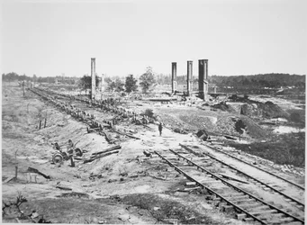 Ruinas del tren de municiones de 28 vagones de Hood y el Molino Rolling Scofield, cerca de Atlanta, Georgia, septiembre de 1864