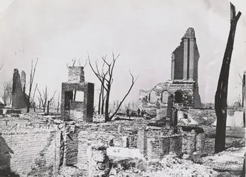 Ruinas del edificio de la Sociedad Histórica de Chicago después del Gran Incendio de Chicago, 1871