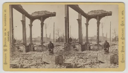 Estereografía de un hombre enfriando una caja fuerte entre las ruinas después del incendio de Chicago de 1871, 1871