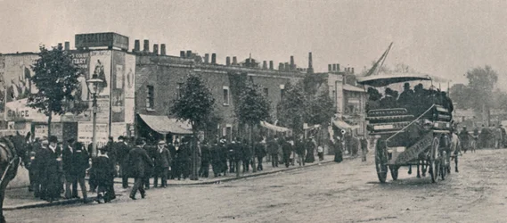 En el camino a los Jardines de Kew, tarde de domingo, 1901