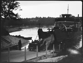 Un coche se sale de la grada hacia el ferry de la Isla de Wight
