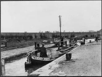 Dos barcazas atraviesan una esclusa del Grand Union Canal, cerca de Marsworth.