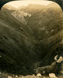 Un cráter del Monte Tarawera, Nueva Zelanda, c. 1909