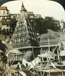 Templos en las orillas del Ganges, Benarés, India, c. 1909
