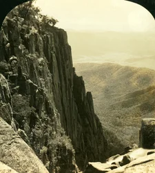 El lado norte del desfiladero, Buffalo Ranges, Victoria, Australia, c. 1909