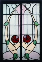 Un panel de vidrio que representa rosas estilizadas