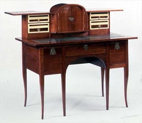 Escritorio con incrustaciones y accesorios de latón (madera de caoba)