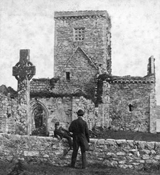 Ruinas de la catedral y la Cruz de San Martín, Iona, Argyll y Bute, Escocia, finales del siglo XIX