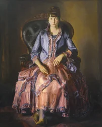 Emma con un vestido púrpura