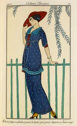 Bata de playa en foulard garni de tussor gros grain chapeau en Suède rouge. Costumes Parisiens nº 15. Mujer con vestido de playa y pañuelo de seda cruda ribeteado de grosgrain en azul moteado y sombrero rojo.