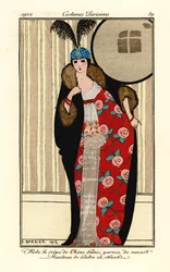 Mujer con vestido de crepe de chine blanco, capa de piel de nutria y mofeta forrada con motivos florales, gorro de calavera con plumas. Robe de crepe de chine blanc garnie de renard, manteau de loutre et skunks. Grabado pochoir (plantilla) coloreado a mano