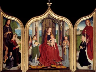 Tríptico de la familia Sedano: en el centro la Virgen y el Niño entre dos ángeles musicales, a la izquierda Juan de Sedano y su hijo presentados por San Juan Bautista, a la derecha su esposa y San Juan el evangelista