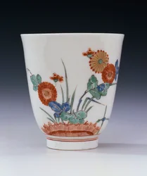 Un vaso acampanado Bottger Kakiemon pintado con crisantemo y hierbas