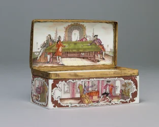 Una caja de rapé rectangular de Frankenthal con tapa bombe, el interior de la tapa con una escena de caballeros jugando al billar, c.1770