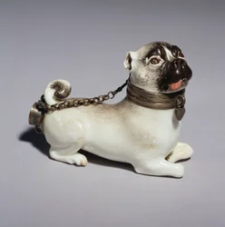 Una cazoleta de pipa de Meissen modelada como un perro pug sentado, c.1745